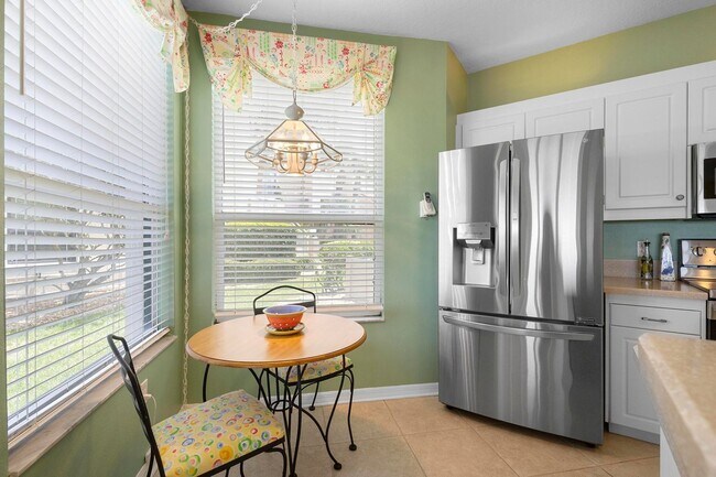 Building Photo - Beautiful Fully Furnished 3/2 Bouchelle Is...