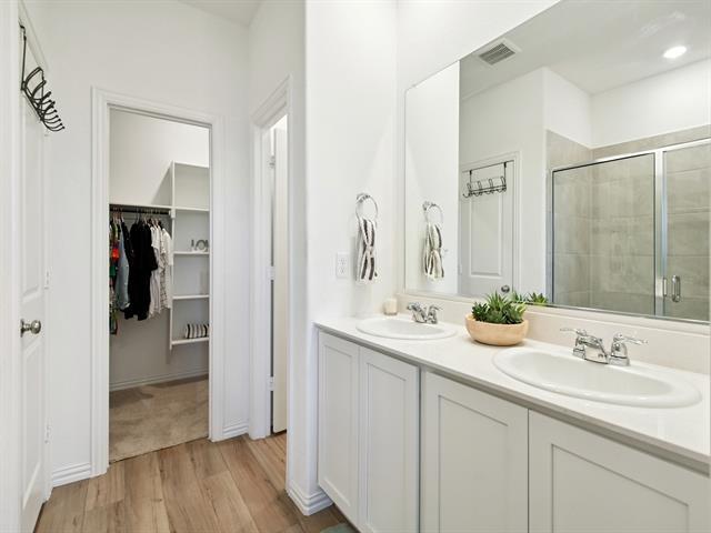 Building Photo - 3413 Kingsview Dr