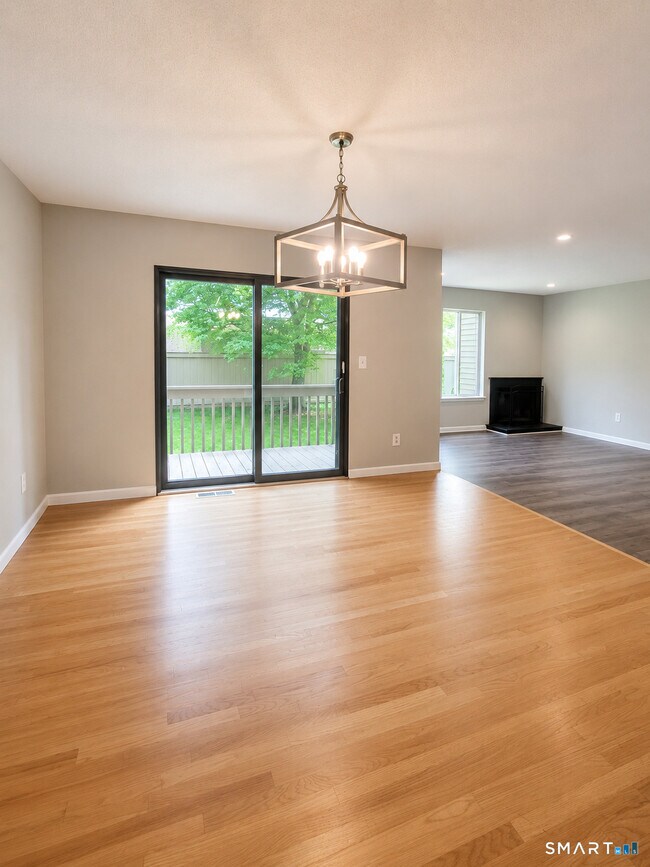 Building Photo - 12 Greenbriar Dr