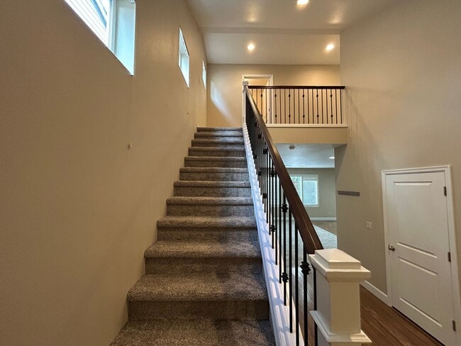 Building Photo - Gorgeous 4 Bed, 2.5 Bath Tuscany Home!