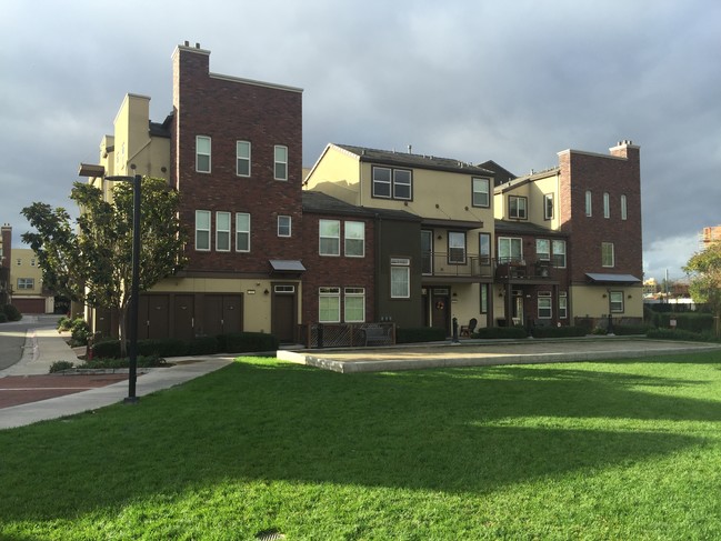 Building - 347 Bautista Pl