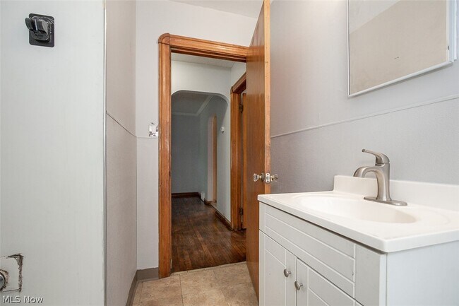 Building Photo - 12010 Longmead Ave