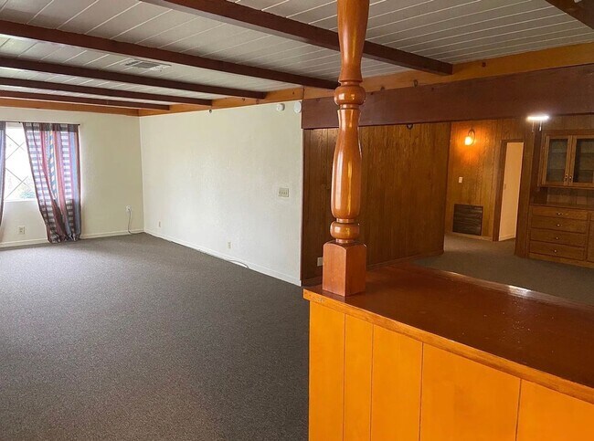 Building Photo - 3 bedroom, 2 bath westside Porterville