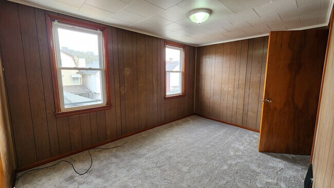 Building Photo - 908 Fallowfield Ave