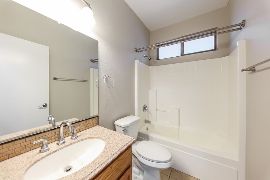 Building Photo - 3556 W Warren Ln