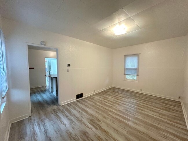 Building Photo - Cottage Style 1 Bed Home with a Large Yard & Storage Shed for Rent