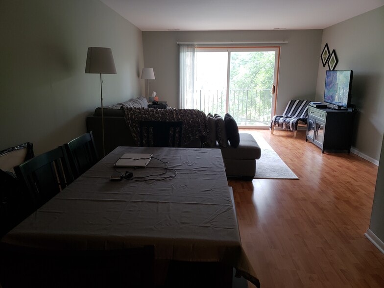 LIVINGROOM - 1002 Castilian Ct