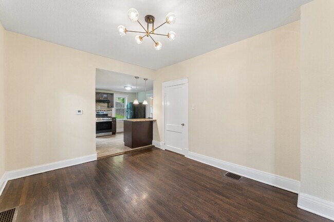 Building Photo - Charming 2-Bedroom Home! FIRST MONTH FREE!