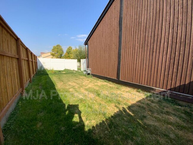 Building Photo - 7325 S Wood Grn Rd
