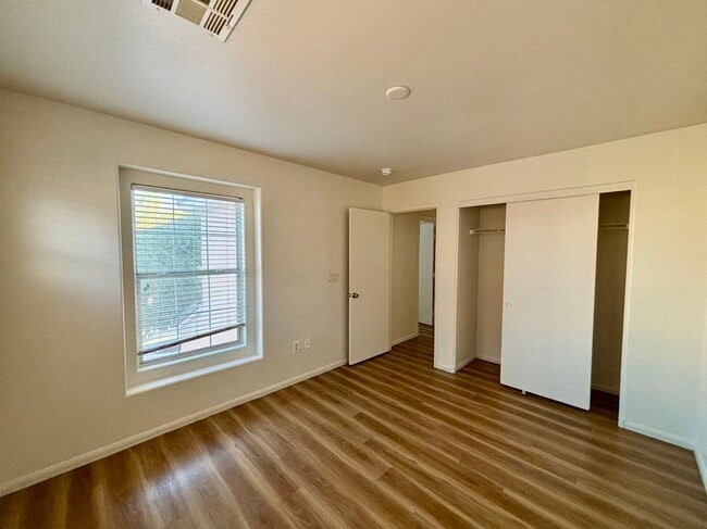 Building Photo - Nice two-story single-family house