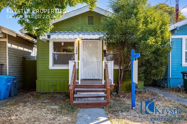 Building Photo - Cottage with yard and deck