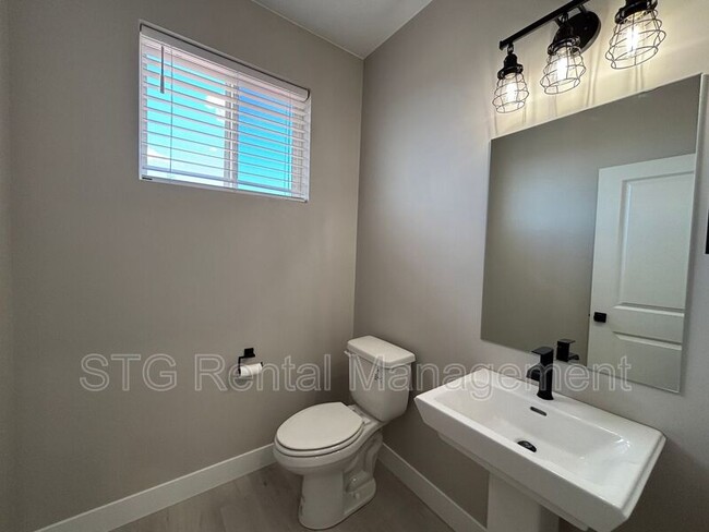 Building Photo - 840 Twin Lakes Dr
