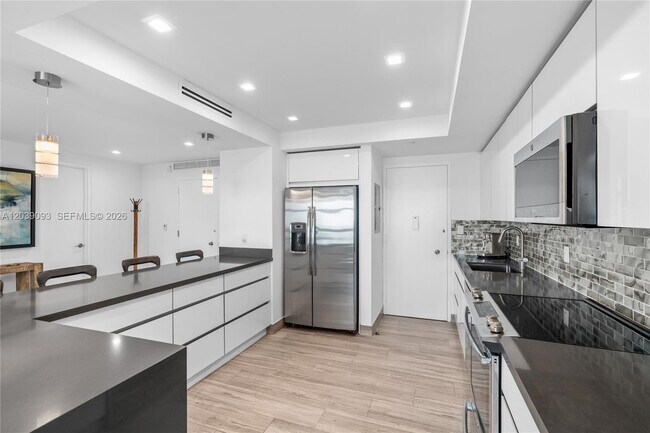 Building Photo - 5055 Collins Ave