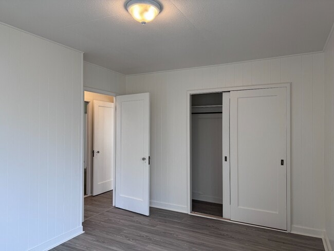 Building Photo - 2 Bed/1 Bath/ 1 Parking w/ Split A/C unit