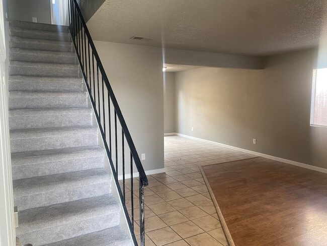 Building Photo - Available Soon! 2 bedroom 1.5 bath home in Lodi
