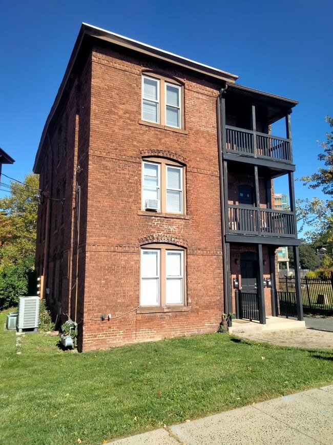 Building Photo - 10-12 Hawthorn St