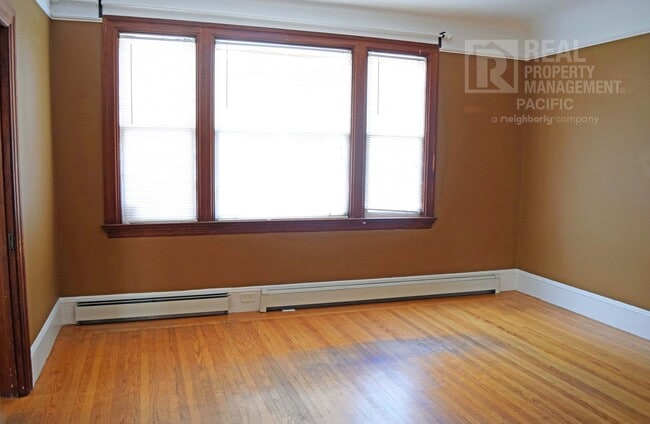 Building Photo - Spacious 3 Bedroom in Prime Location