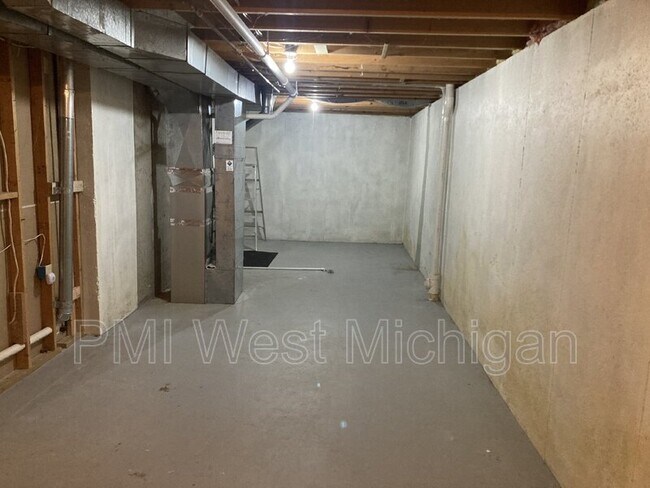 Building Photo - 2703 Woodmeadow Dr SE