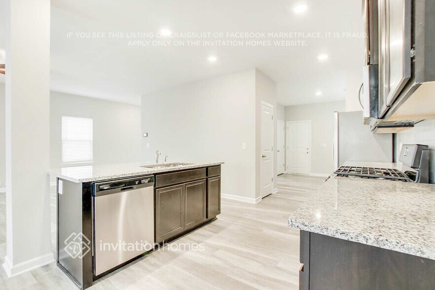 Building Photo - 3941 Lake Manor Way