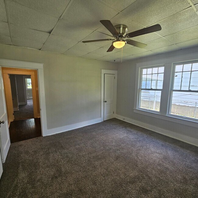 Building Photo - Beautifully Renovated 3 Bedroom 1 Bath Home
