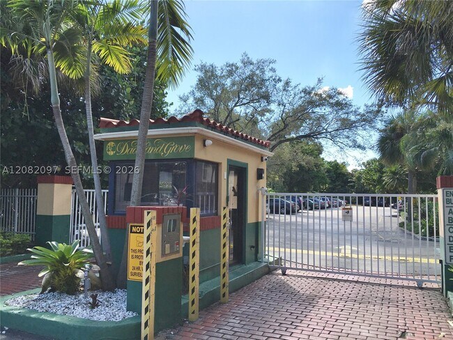 Building Photo - 6904 N Kendall Dr