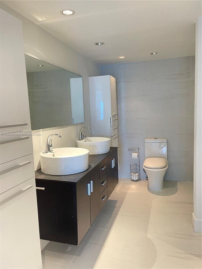 Building Photo - 1541 Brickell Ave
