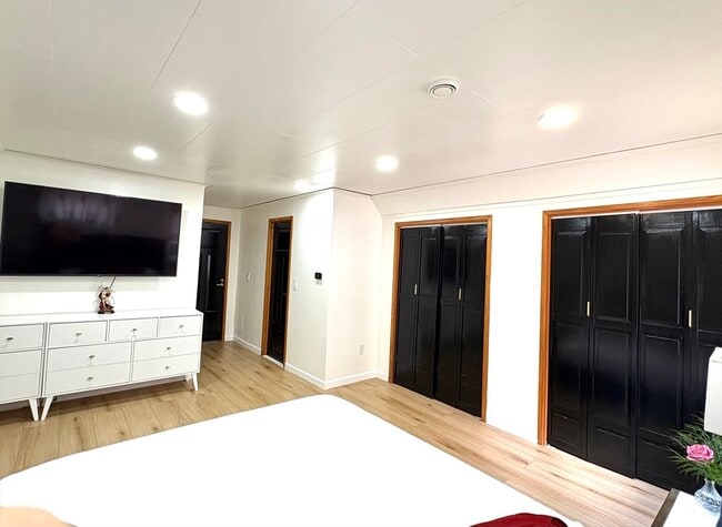 Building Photo - 2 Pat Dr