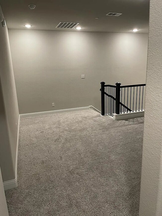 Building Photo - 207 Suma Dr