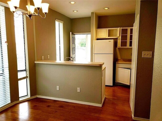 Building Photo - 2002 N Fitzhugh Ave