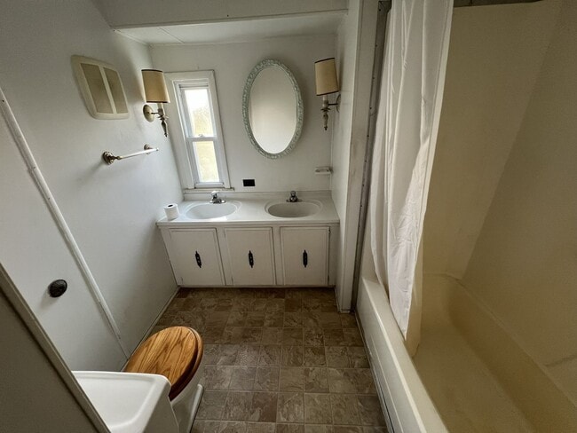 Building Photo - TWO BEDROOM HOME IN WILLIAMSBURG - GREAT L...