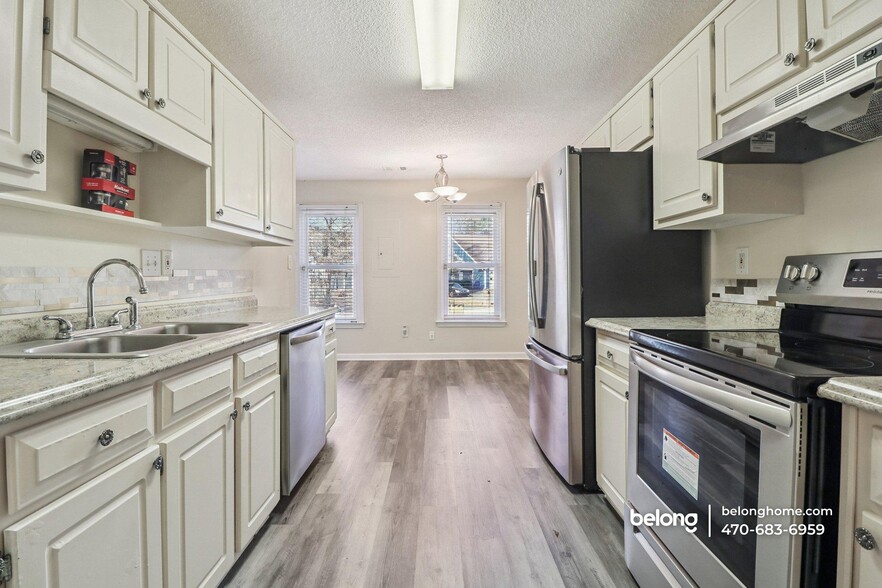 Building Photo - 8078 Woodlake Dr