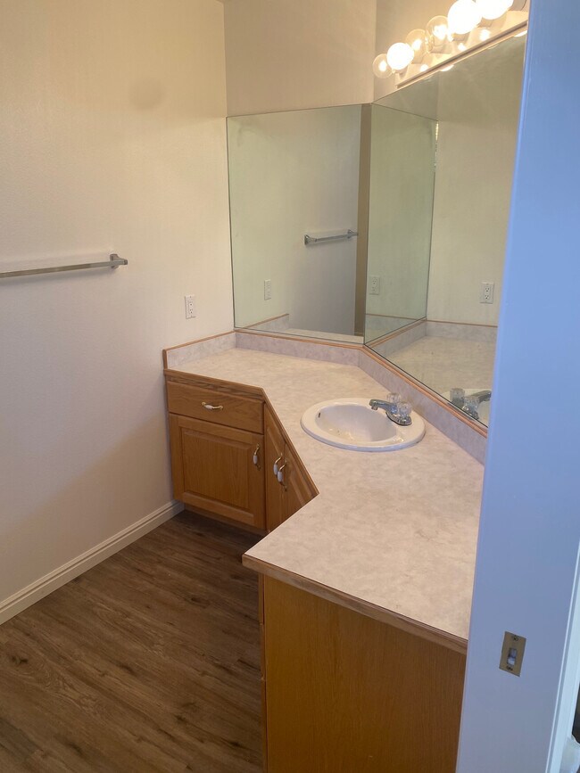 Building Photo - 1048 N 2100 W