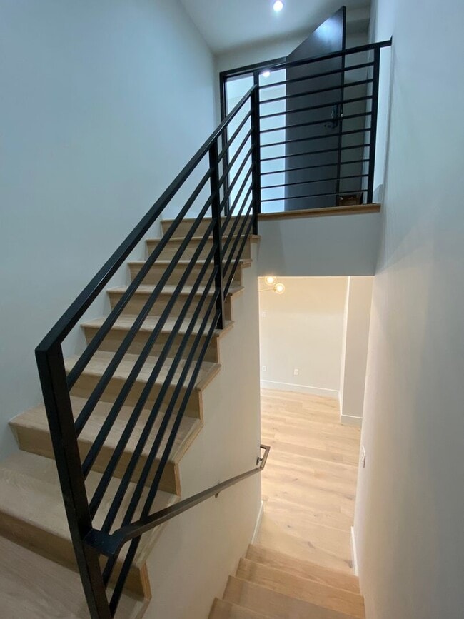 Building Photo - Large newly remodeled apartment with stain...