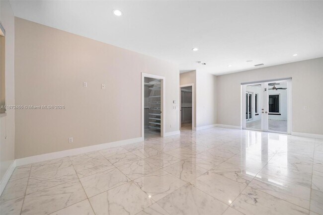 Building Photo - 511 Madeira Ave