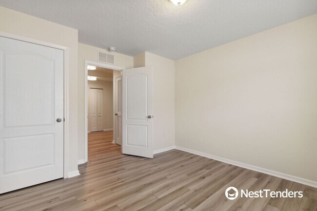 Building Photo - Four Bedroom Just Off Amelia Concourse!