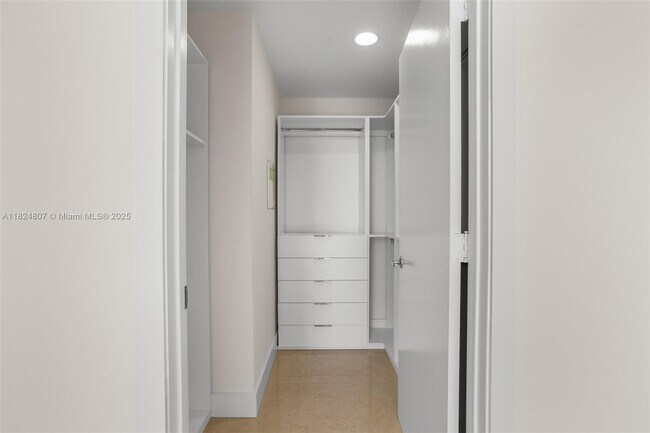 Building Photo - 1060 Brickell Ave