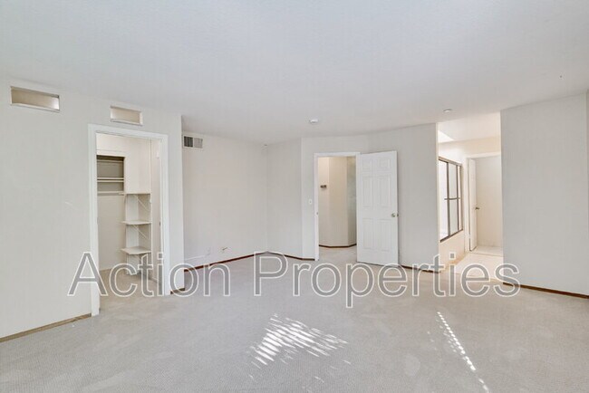Building Photo - 947 La Mesa Terrace