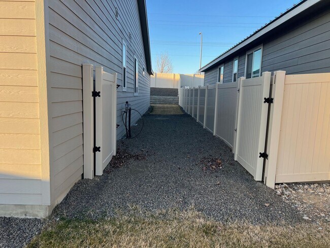 Building Photo - Spacious Open-Concept Single-Level Home