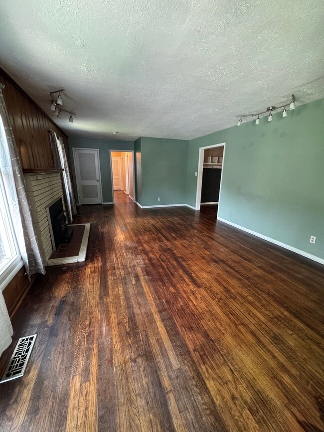 Building Photo - 4011 Longwood Dr