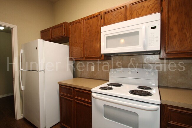Building Photo - Spacious three-bedroom