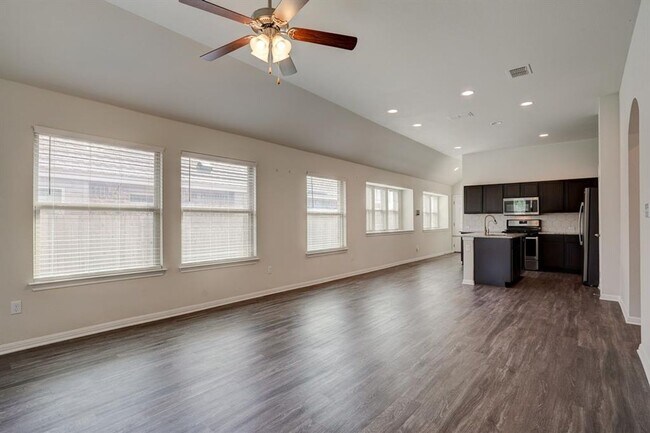 Building Photo - Beautiful 3BR/2BA Home with Island Kitchen...