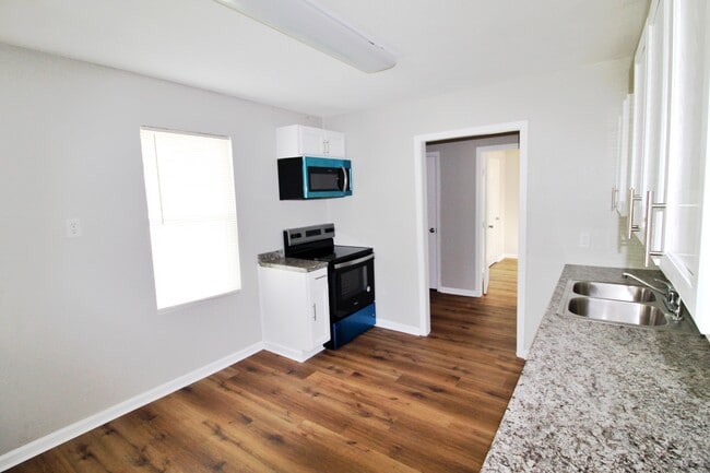 Building Photo - 306 Pullen St