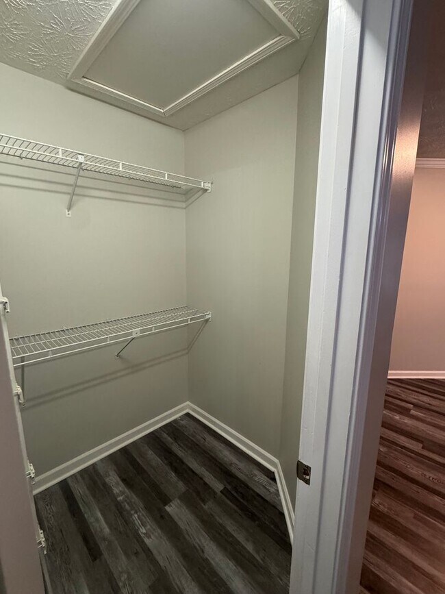 Building Photo - Arrowhead One Level