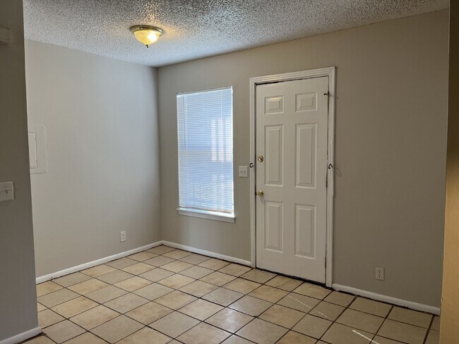 Building Photo - " 2-Bed Duplex on Delaware Street: Cozy Na...