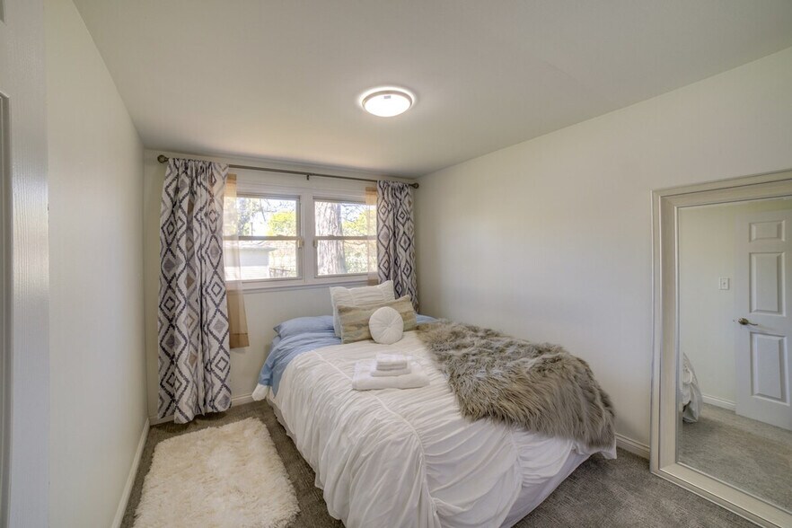 Building Photo - 544 E 92nd Pl