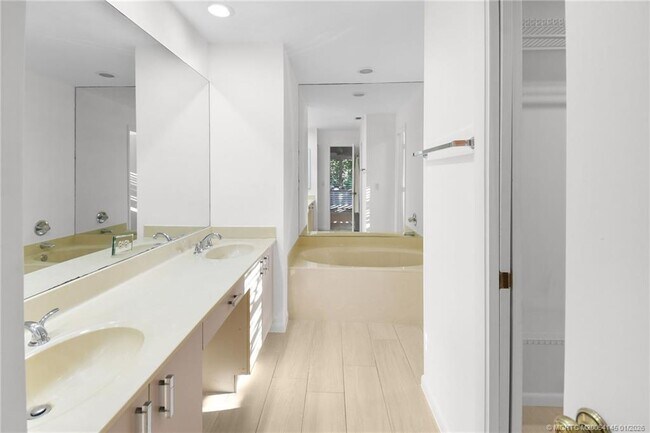 Building Photo - 2225 SW Creekside Dr