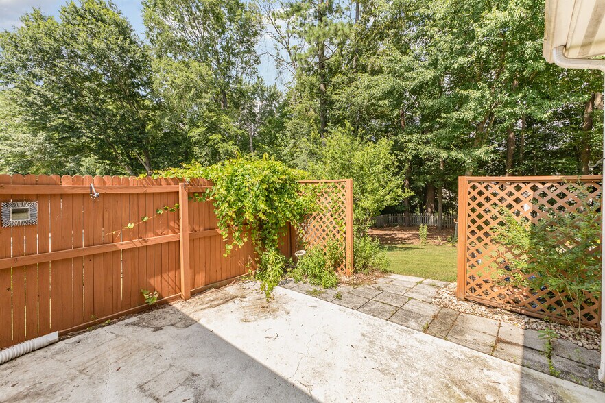 Building Photo - 8712 Canter Post Dr