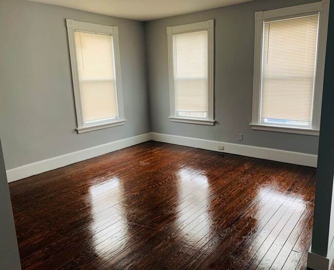 Building Photo - 353 Poplar St