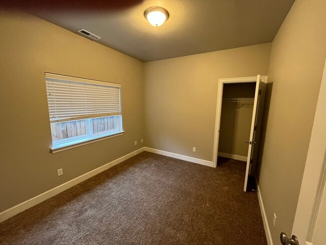 Building Photo - Single Level Home with Nice Layout