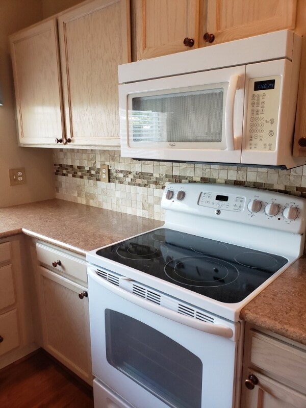 Building Photo - 5225 White Willow Dr